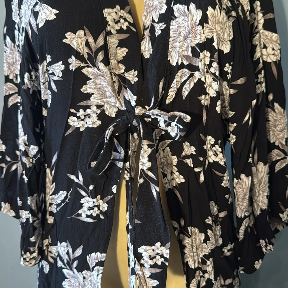 Spiritual Gangster Black And White floral kimono - Picture 2 of 5